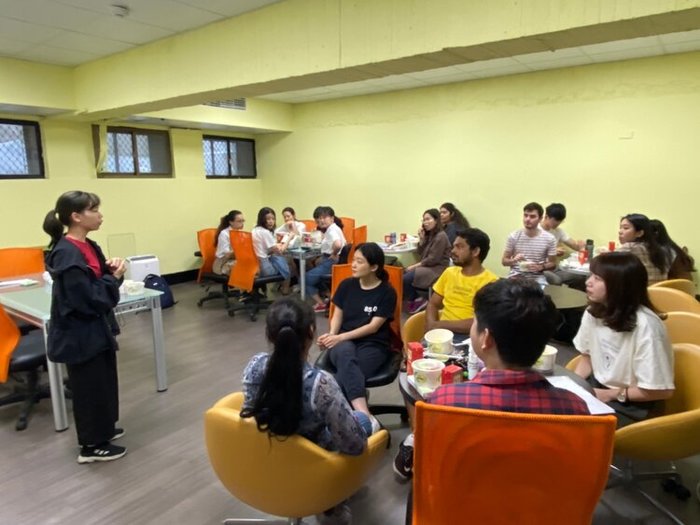The SA member introduced the guidelines of the language exchange program to the participants圖片