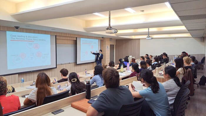 《115-1_GHRM501_IB506_Organization Theory and Management》 Professor Matthew Liu on leadership and decision-making at critical moments圖片